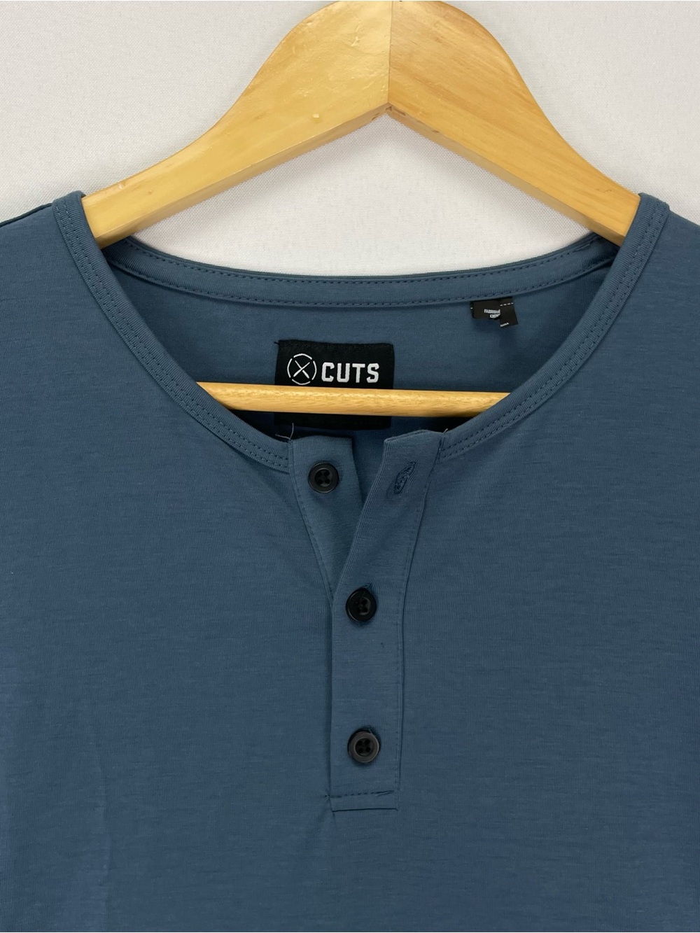 Cuts Curve Hem Shirt Men’s L Blue Long Sleeve Stretch Henley Pyca Pro
In excelle